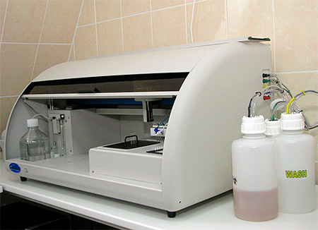 Пример иммуноферментного анализатора - на таких приборах могут проводиться анализы не только на цитомегаловирус, но и на другие типы вирусов (точнее, на присутствие антител к ним). Пример иммуноферментного анализатора - на таких приборах могут проводиться анализы не только на цитомегаловирус, но и на другие типы вирусов (точнее, на присутствие антител к ним).