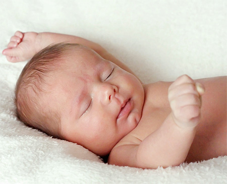 Внутриутробное инфицирование цитомегаловирусом плода в большинстве случаев более опасно, нежели чем заражение в момент прохождения по родовым путям или в первые дни после рождения. цитомегаловирусная инфекция у новорожденных