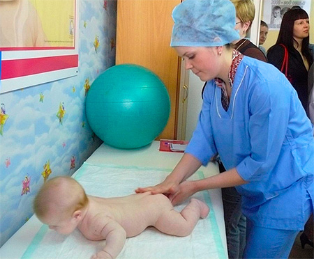 Цитомегаловирусная инфекция у детей в возрасте от 2 до 6 лет как правило протекает без сильно выраженных симптомов. Наиболее опасна ЦМВИ при заражении плода еще в период вынашивания, а также в первые недели после рождения ребенка. Симптомы и лечение цитомегаловируса у ребенка