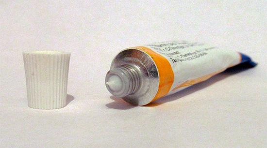 Если герпетические пузырьки уже появились на коже лица, то даже применение мази не приведет к их быстрому исчезновению. Если герпетические пузырьки уже появились на коже лица, то даже применение мази не приведет к их быстрому исчезновению.