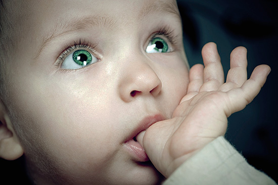 Иногда заболевание на пальцах рук у детей появляется вследствие их привычки сосать пальцы. Иногда заболевание на пальцах рук у детей появляется вследствие их привычки сосать пальцы.