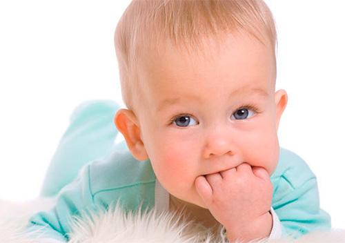 Часто дети заражаются вирусом из-за своей склонности тянуть все в рот Часто дети заражаются вирусом из-за своей склонности тянуть все в рот