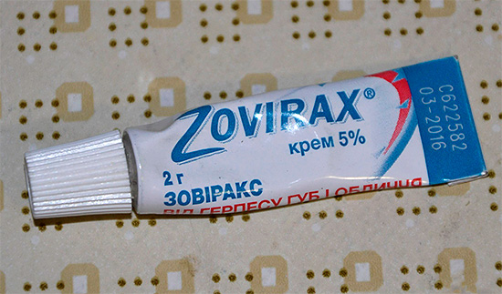 Крем для наружного применения Зовиракс особенно часто применяют при простуде на губах. Крем для наружного применения Зовиракс особенно часто применяют при простуде на губах.