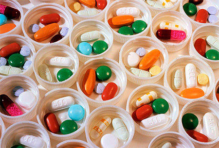 В большинстве случаев специального лечения цитомегаловирусной инфекции не требуется, и лишь в случае серьезной угрозы для здоровья или во время беременности назначают противовирусные препараты. В большинстве случаев специального лечения цитомегаловирусной инфекции не требуется, и лишь в случае серьезной угрозы для здоровья или во время беременности назначают противовирусные препараты.