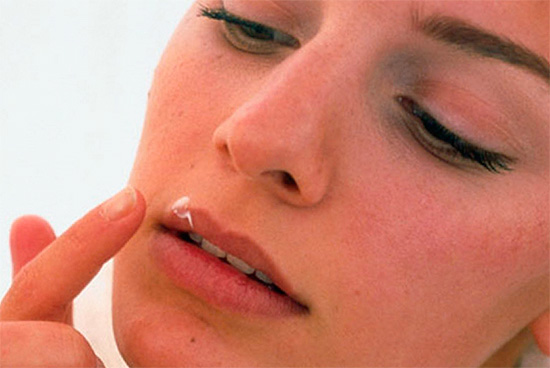 Иногда применяют также обезболивающие средства и увлажняющие бальзамы. Иногда применяют также обезболивающие средства и увлажняющие бальзамы.