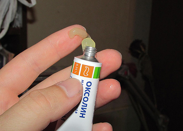 Оксолиновую мазь иногда также пытаются применять для лечения простуды на губах, что, в общем-то, неоправдано. Оксолиновую мазь иногда также пытаются применять для лечения простуды на губах, что, в общем-то, неоправдано.