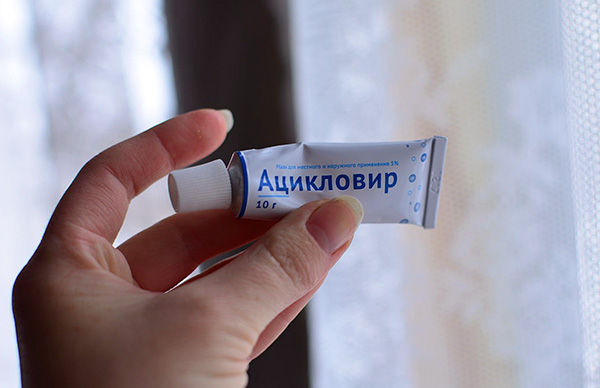 Противогерпетические мази наиболее популярны при лечении простуды на губах. Противогерпетические мази наиболее популярны при лечении простуды на губах.