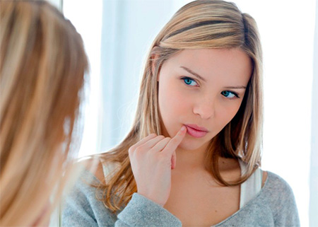 При лечении простуды на губах широко применяются препараты в форме мазей (кремов, гелей) - они удобны в использовании, позволяя точечно воздействовать на проблемные участки кожи. При лечении простуды на губах широко применяются препараты в форме мазей (кремов, гелей) - они удобны в использовании, позволяя точечно воздействовать на проблемные участки кожи.