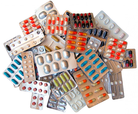 На сегодняшний день существует большое количество медицинских препаратов от герпеса - таблетки, мази, растворы для инъекций, свечи и др. На сегодняшний день существует большое количество медицинских препаратов от герпеса - таблетки, мази, растворы для инъекций, свечи и др.