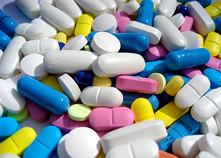 Таблетки обычно применяют при лечении тяжелых форм герпеса, либо при часто рецидивирующей герпетической инфекции. Таблетки обычно применяют при лечении тяжелых форм герпеса, либо при часто рецидивирующей герпетической инфекции.