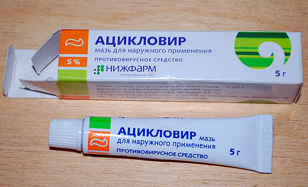 В большинстве случаев при простуде на губах достаточным бывает применение мазей на основе ацикловира. В большинстве случаев при простуде на губах достаточным бывает применение мазей на основе ацикловира.